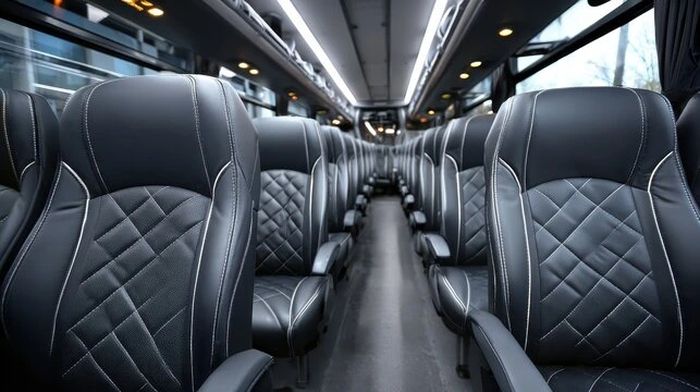 Комфортний салон міжнародного автобуса з кондиціонером і зручними сидіннями