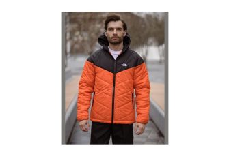 Чоловік одягнений у помаранчеву демісезонну легку куртку з капюшоном на силіконі Vakko